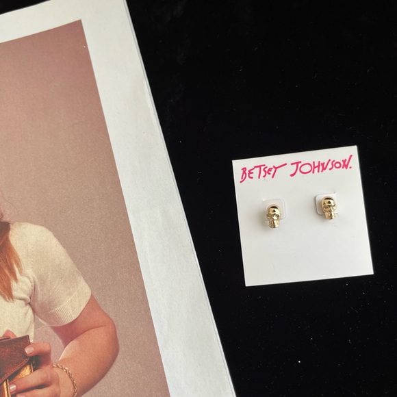 BNWT Betsey Johnson mini Gold Skull Stud Earrings CCO sale 🎁 - Picture 4 of 6